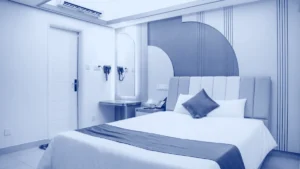 Habitación de hotel con cama y climatización