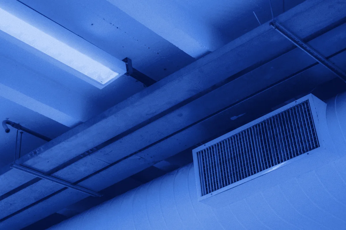 Limpieza de ductos de aire acondicionado en Costa del Este: conducto y rejilla de ventilación en el techo de un edificio