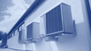 Unidades de aire acondicionado instaladas en la fachada de un edificio