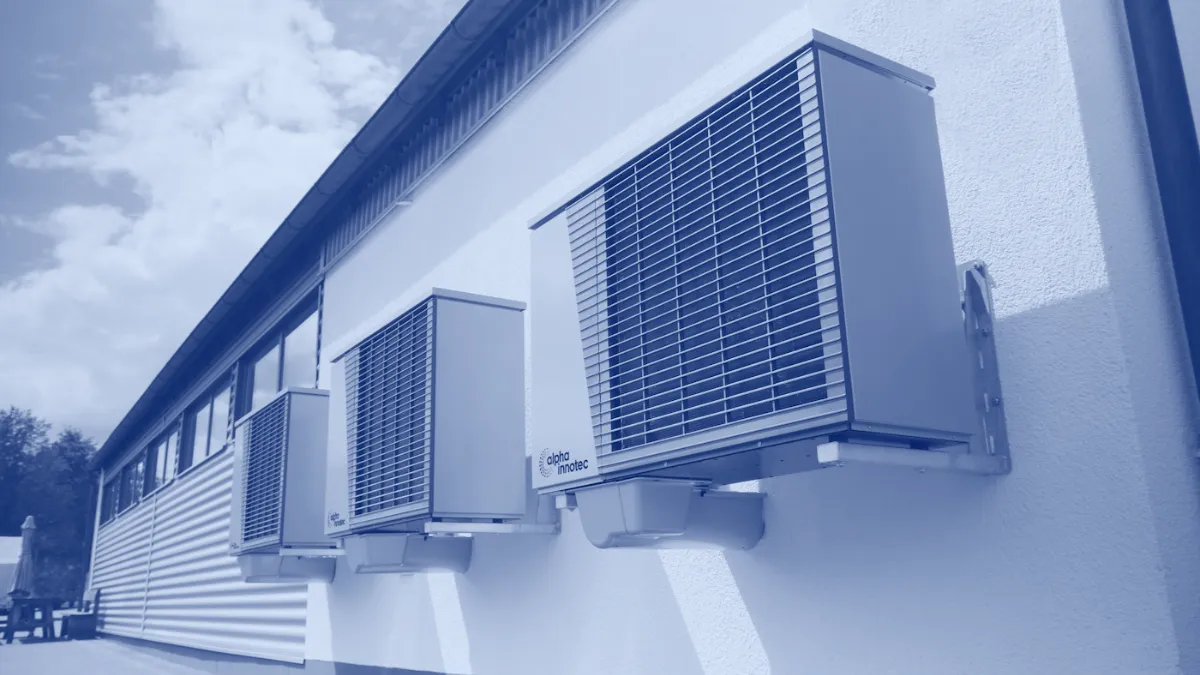 Unidades de aire acondicionado instaladas en la fachada de un edificio