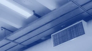 Ducto de aire acondicionado con rejilla en el techo de un edificio comercial