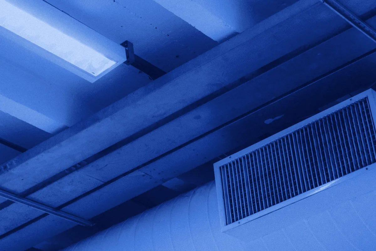 Limpieza de ductos de aire acondicionado en Avenida Balboa: conducto y rejilla de ventilación en el techo de un edificio