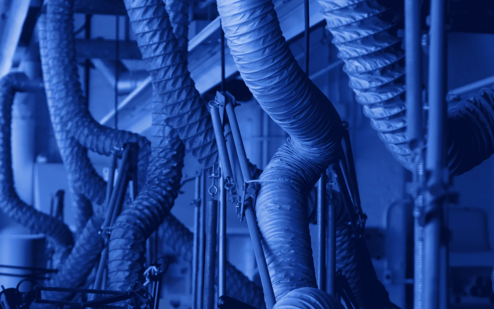 Limpieza de ductos de aire acondicionado en Bella Vista: conductos flexibles de ventilación colgados del techo