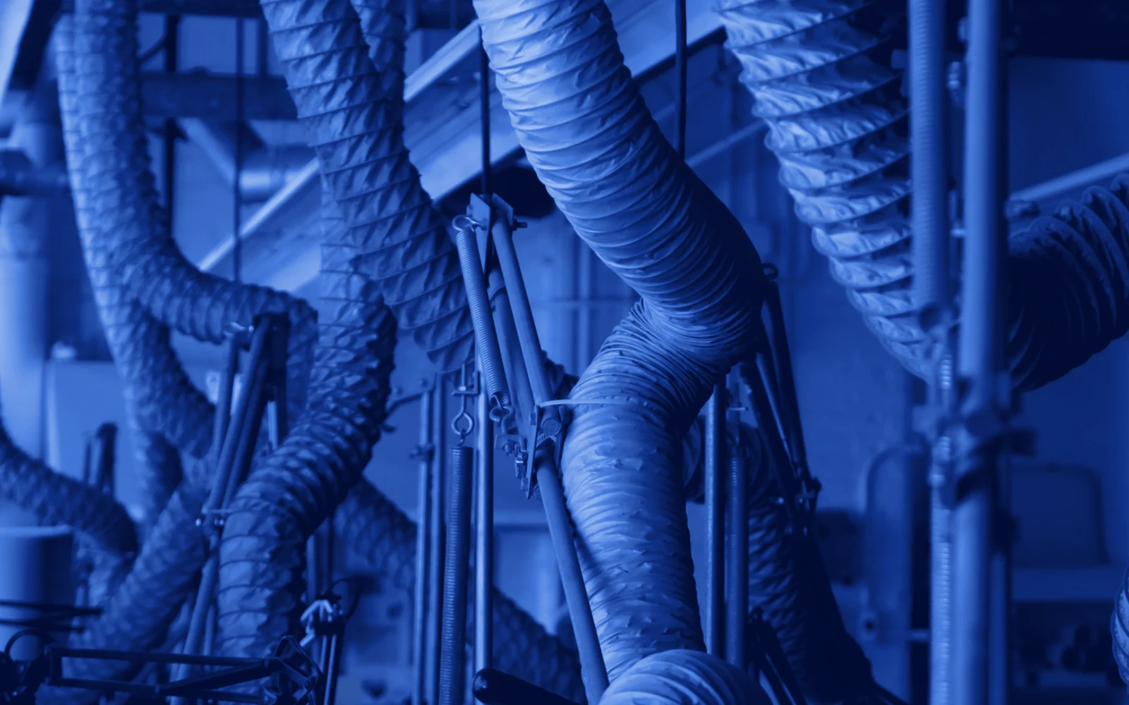 Limpieza de ductos de aire acondicionado en Casco Antiguo: conductos flexibles de ventilación colgados del techo