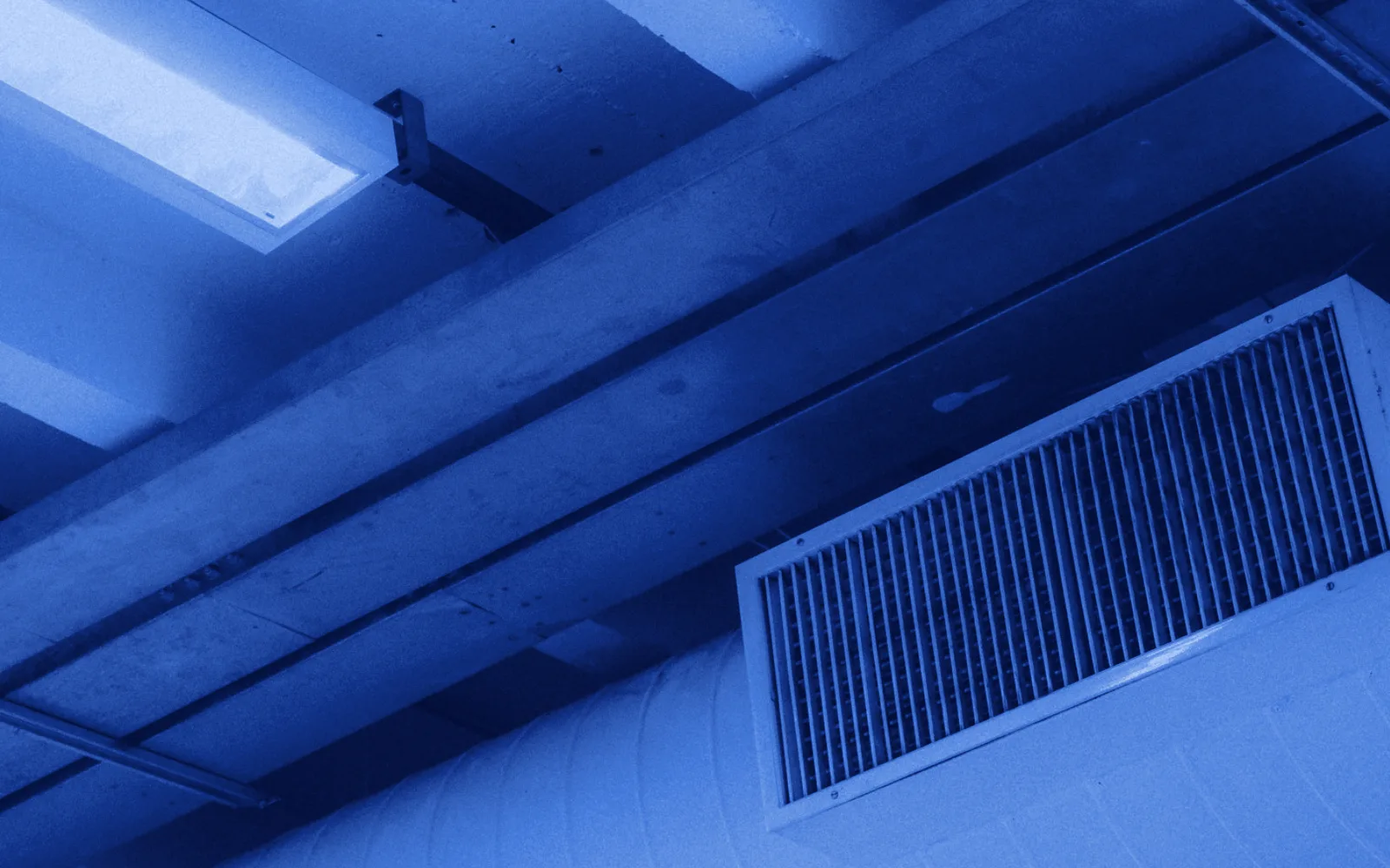 Limpieza de ductos de aire acondicionado en Coco del Mar: conducto y rejilla de ventilación en el techo de un edificio