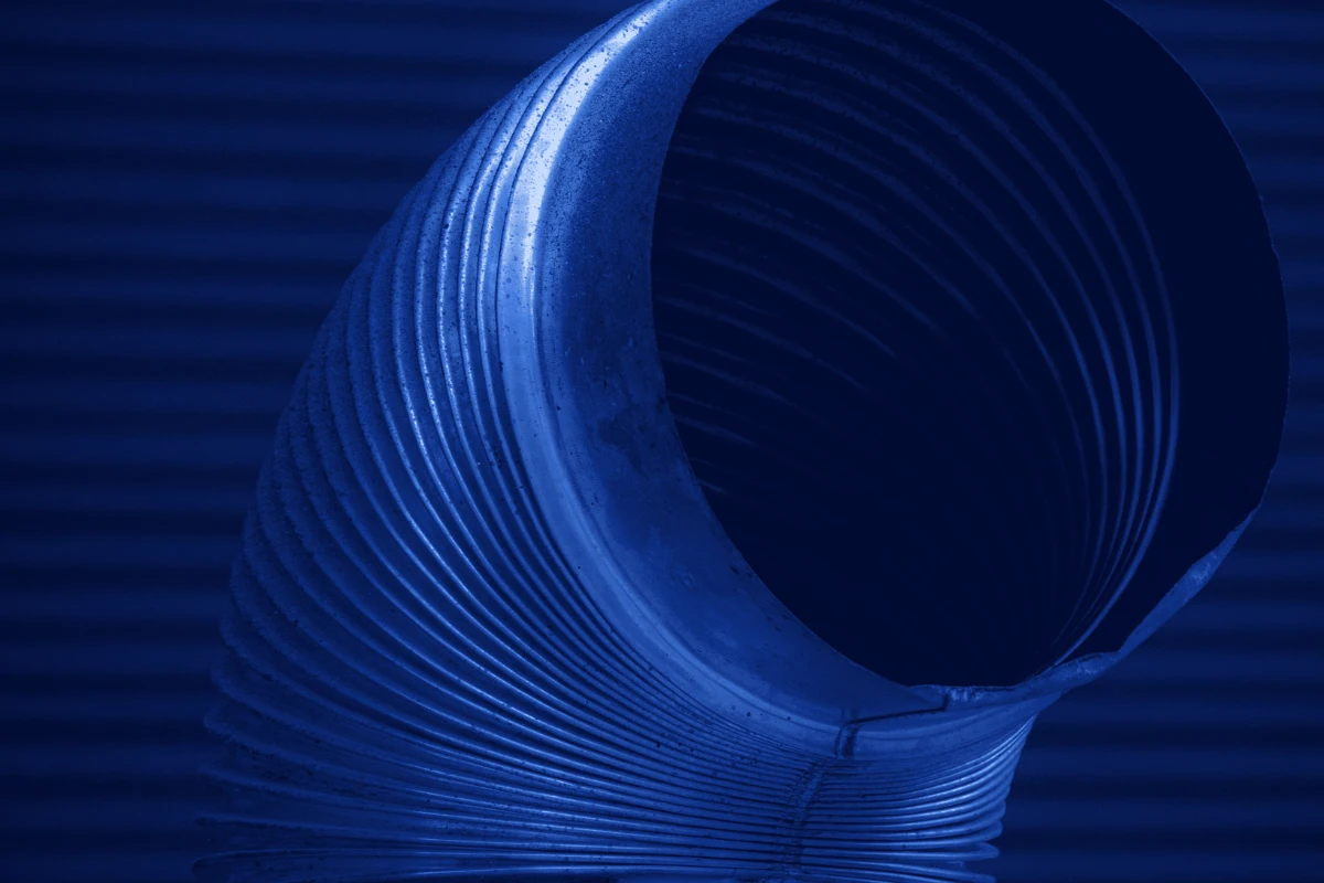 Limpieza de ductos de aire acondicionado en Coco del Mar: tubo de ventilación corrugado en una instalación