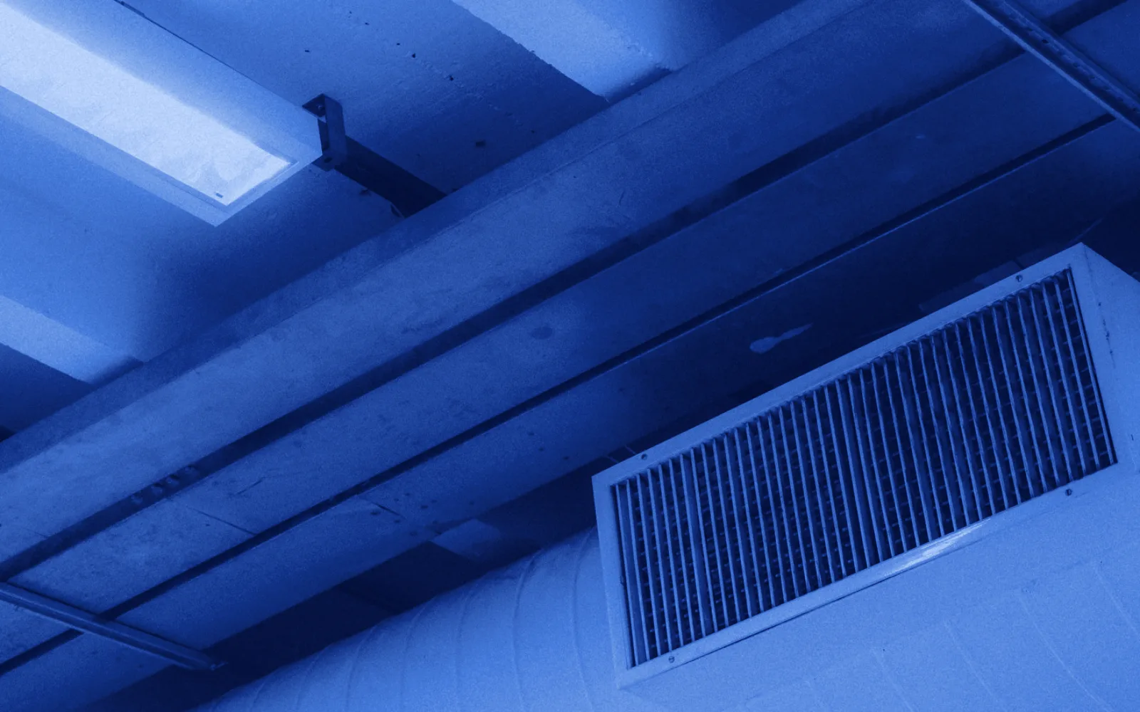 Limpieza de ductos de aire acondicionado en Marbella: conducto y rejilla de ventilación en el techo de un edificio