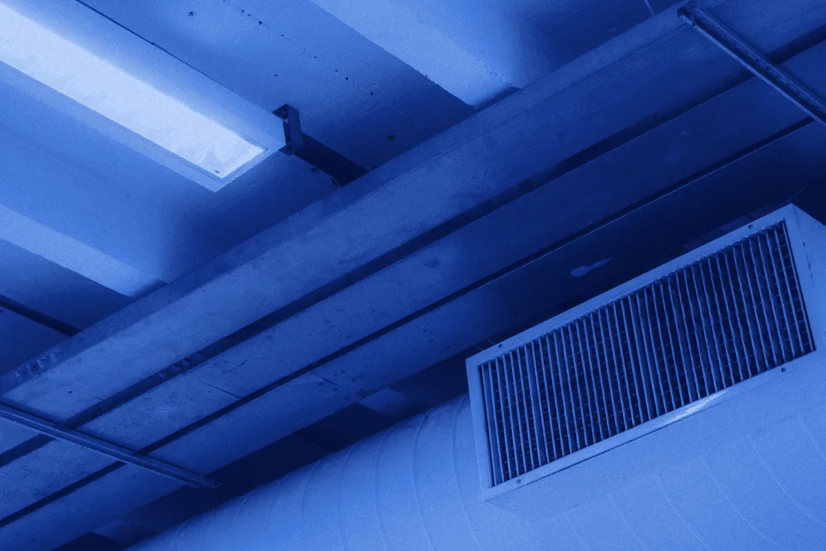 Limpieza de ductos de aire acondicionado en Punta Paitilla: conducto y rejilla de ventilación en el techo de un edificio