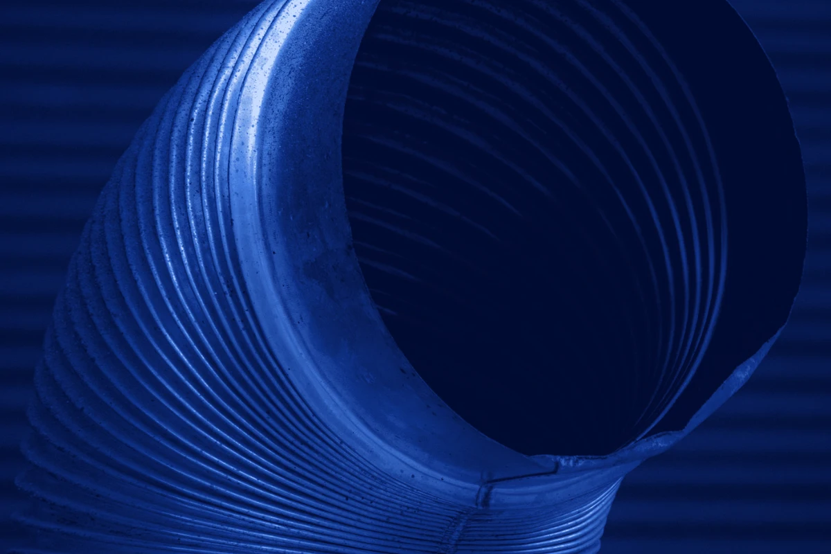 Limpieza de ductos de aire acondicionado en Punta Paitilla: tubo de ventilación corrugado en una instalación