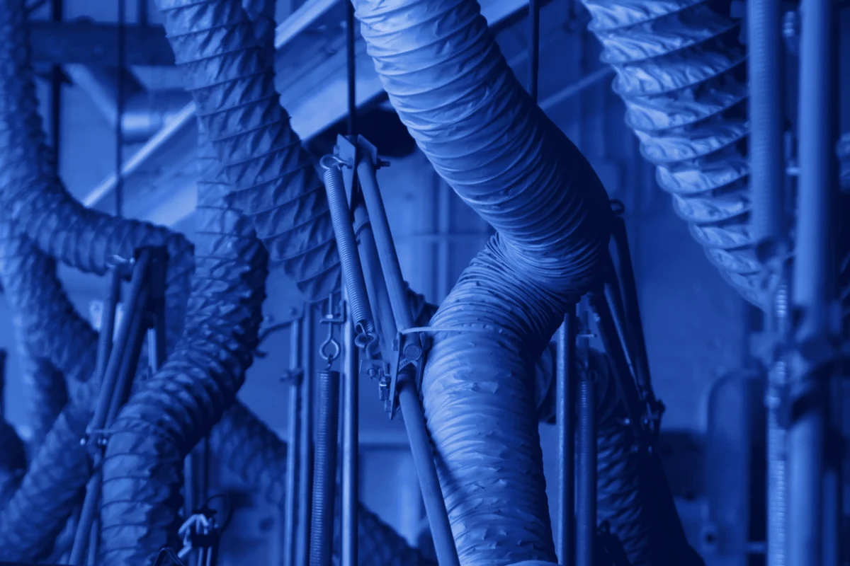 Limpieza de ductos de aire acondicionado en San Francisco: conductos flexibles de ventilación colgados del techo