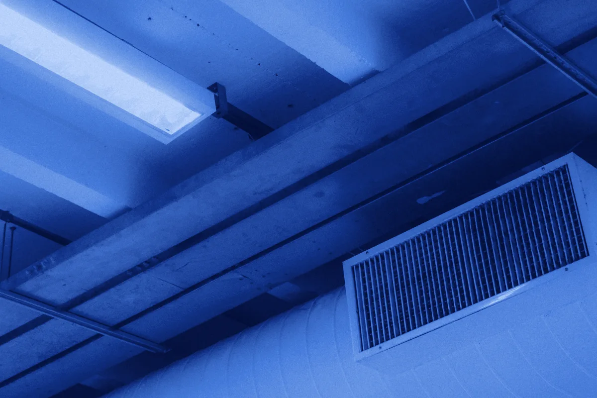 Limpieza de ductos de aire acondicionado en Santa María: conducto y rejilla de ventilación en el techo de un edificio