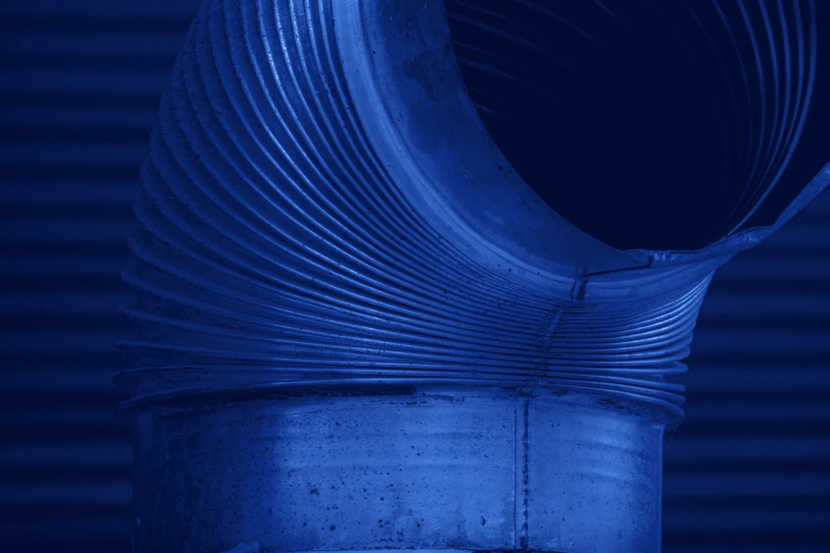 Limpieza de ductos de aire acondicionado en Santa María: tubo de ventilación corrugado en una instalación
