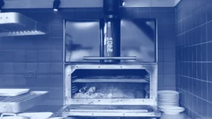 Parrilla de leña con campana extractora en la cocina de un restaurante