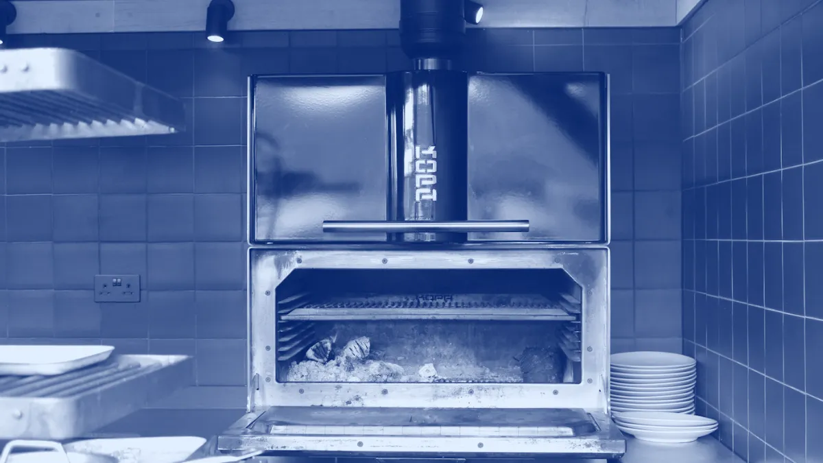 Parrilla de leña con campana extractora en la cocina de un restaurante