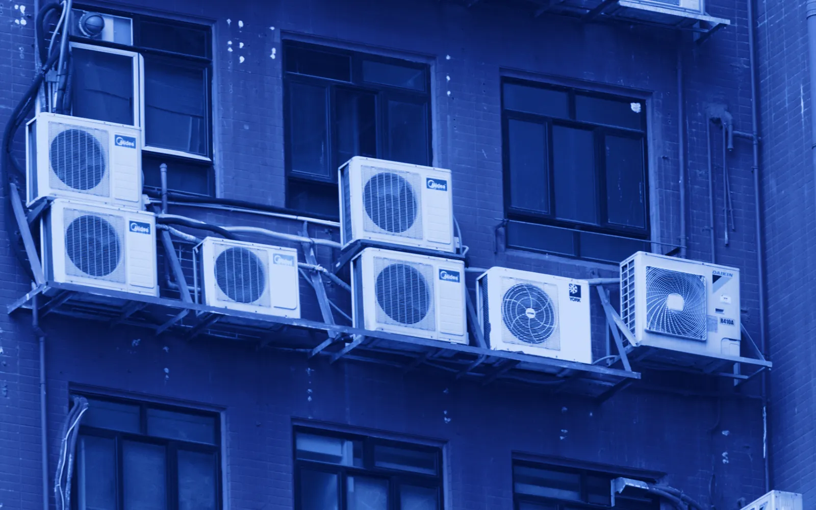 Mantenimiento de aire acondicionado en Bella Vista: equipos de aire acondicionado instalados en la fachada de un edificio