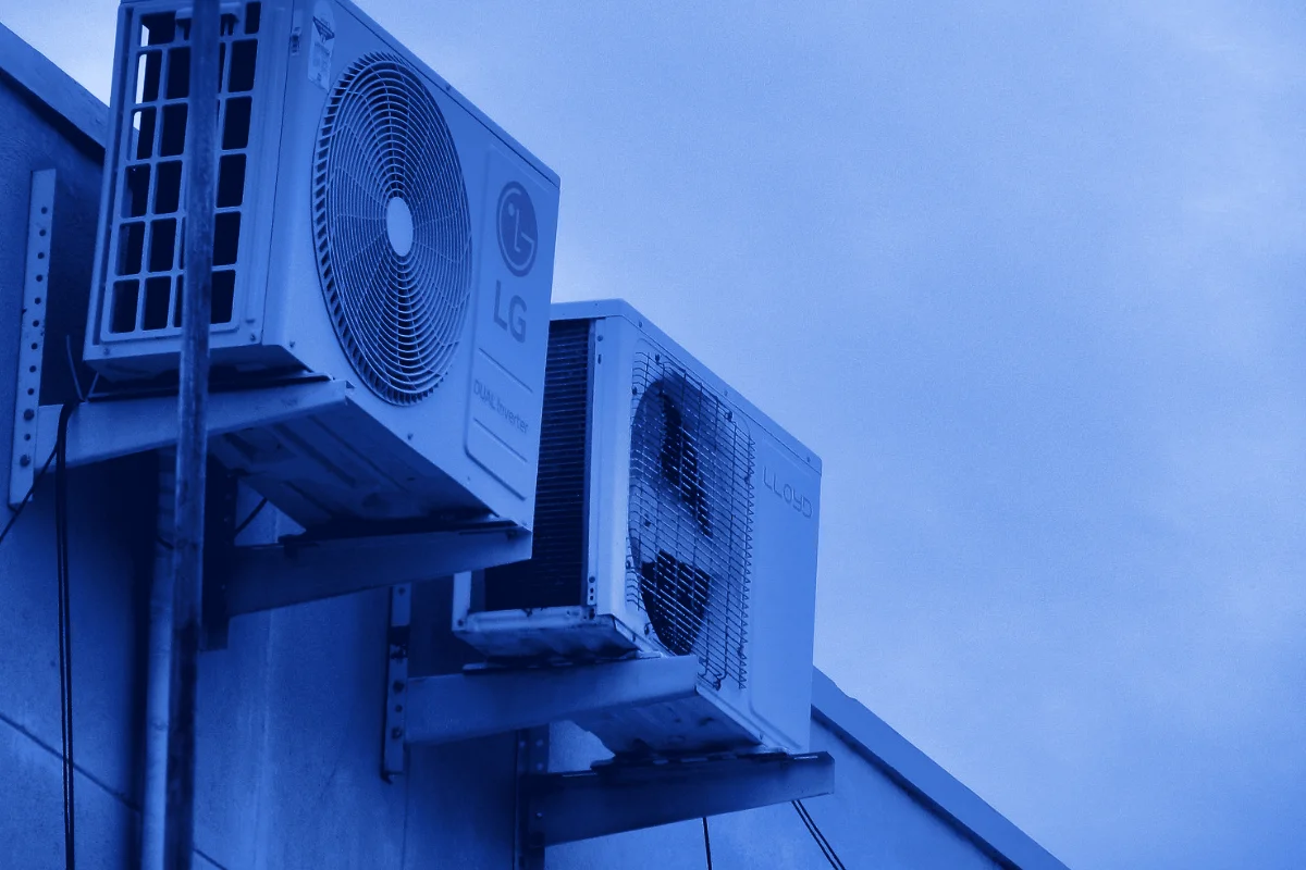 Mantenimiento de aire acondicionado en Bella Vista: equipo de aire acondicionado instalado en el exterior de un edificio