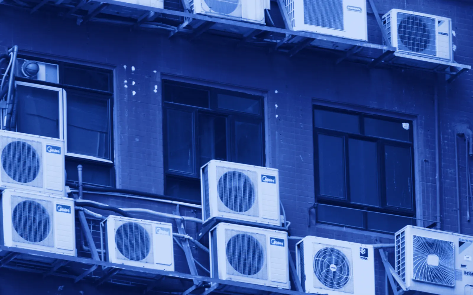 Mantenimiento de aire acondicionado en Casco Antiguo: equipos de aire acondicionado instalados en la fachada de un edificio
