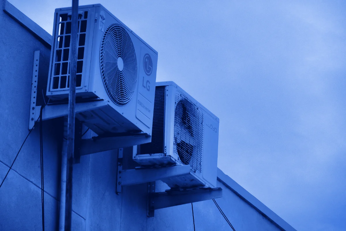 Mantenimiento de aire acondicionado en Casco Antiguo: equipo de aire acondicionado instalado en el exterior de un edificio