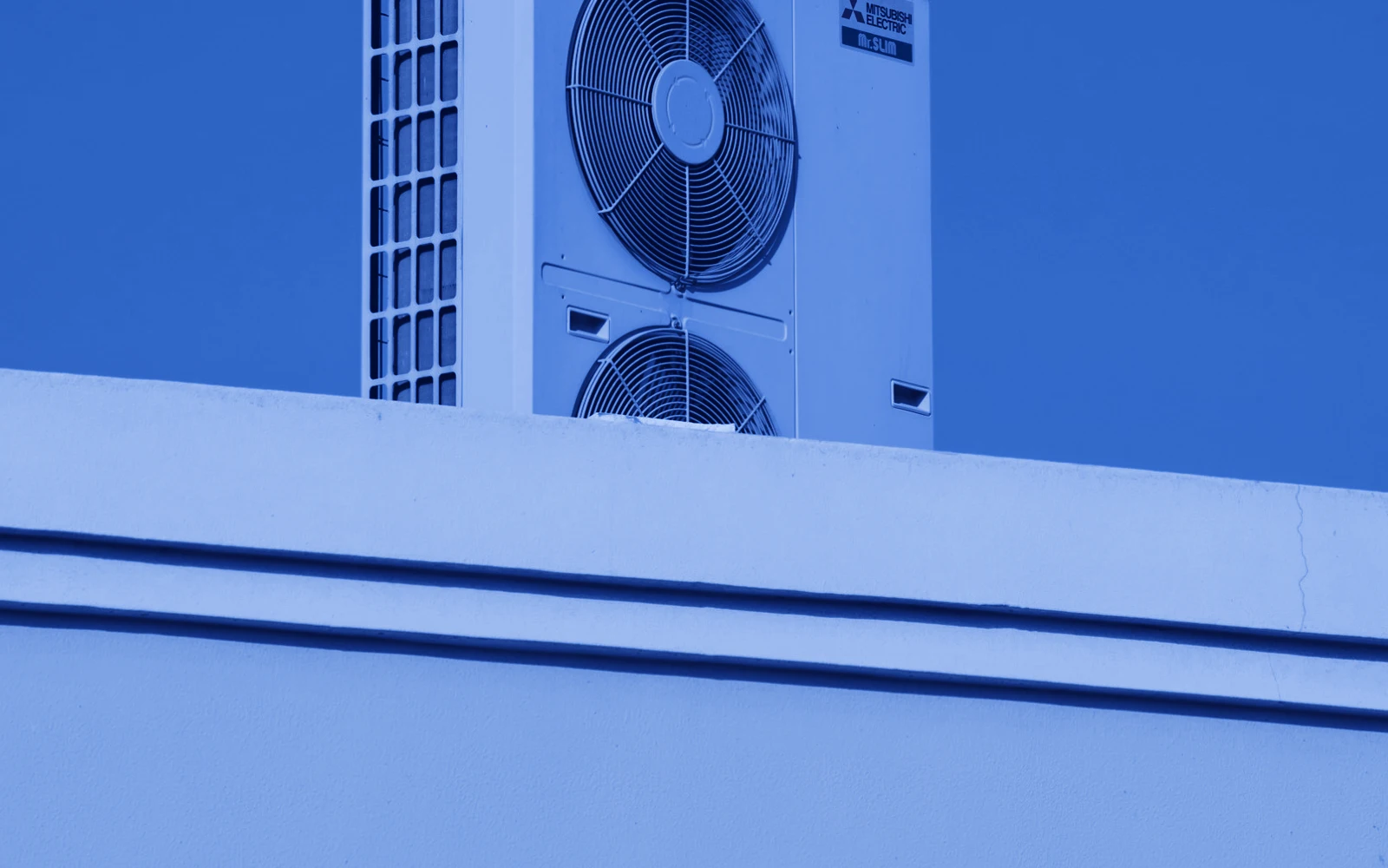 Mantenimiento de aire acondicionado en Coco del Mar: unidad exterior de aire acondicionado en lo alto de un edificio