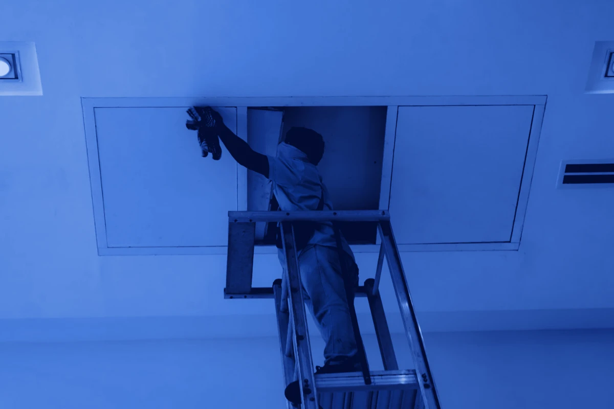 Mantenimiento de aire acondicionado en Coco del Mar: técnico revisando el sistema de aire acondicionado en el techo
