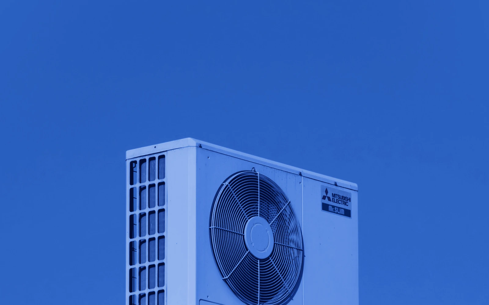 Mantenimiento de aire acondicionado en Marbella: unidad exterior de aire acondicionado en lo alto de un edificio
