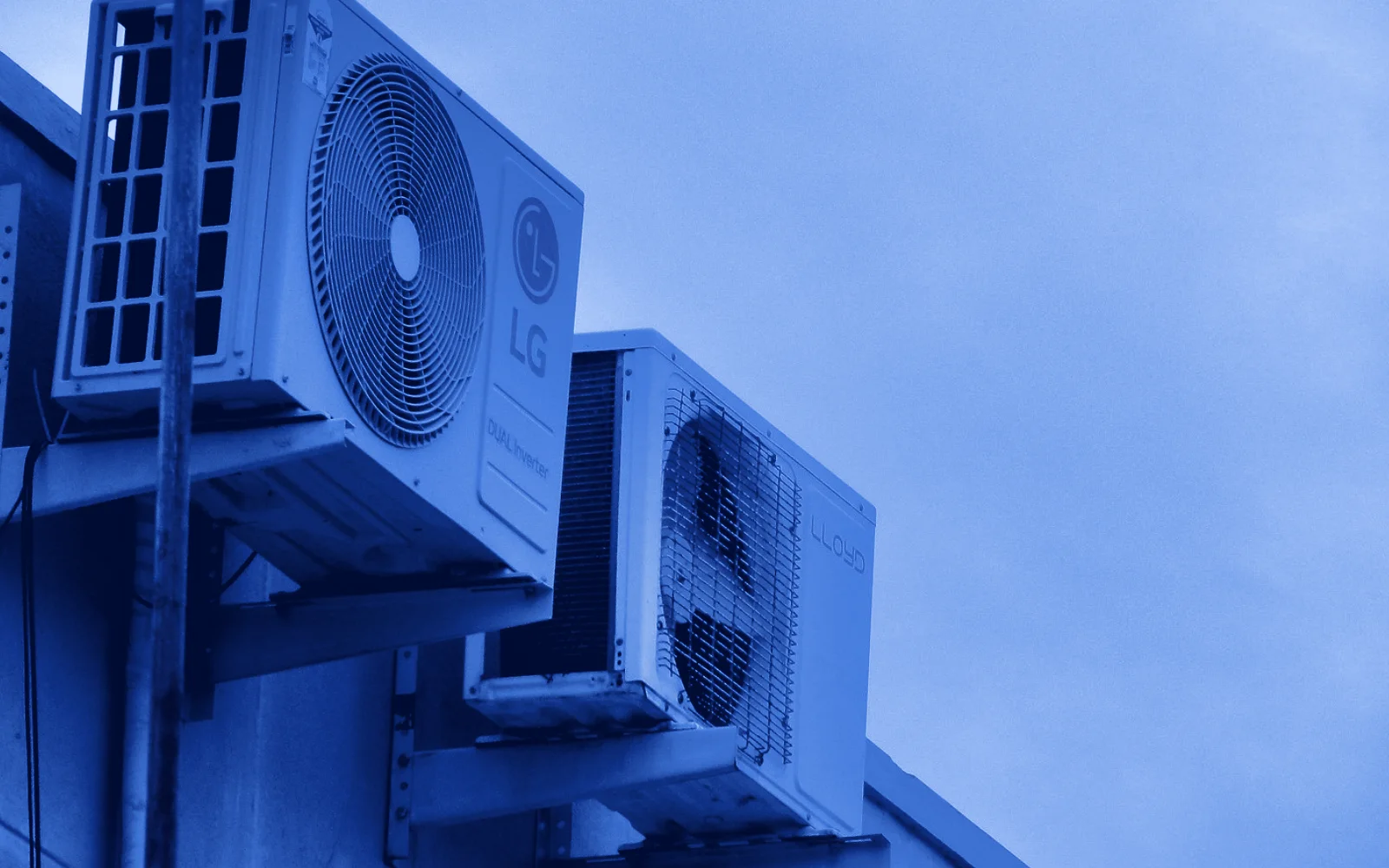 Mantenimiento de aire acondicionado en Punta Pacífica: equipo de aire acondicionado instalado en el exterior de un edificio