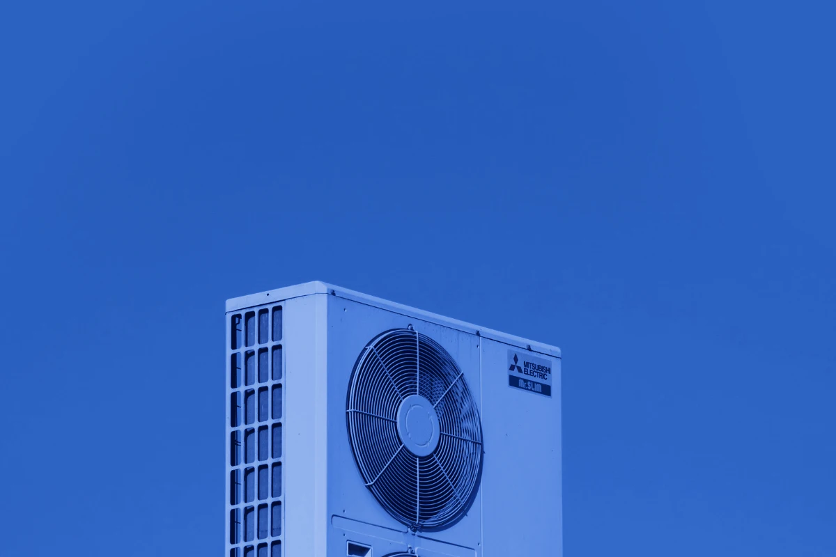Mantenimiento de aire acondicionado en Punta Pacífica: unidad exterior de aire acondicionado en lo alto de un edificio
