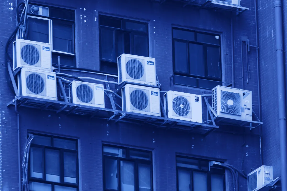 Mantenimiento de aire acondicionado en Punta Paitilla: equipos de aire acondicionado instalados en la fachada de un edificio
