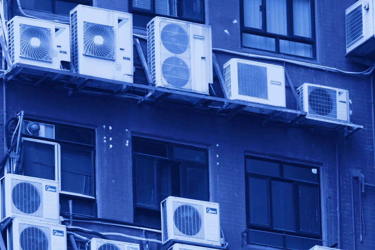 Mantenimiento de aire acondicionado en Santa María: equipos de aire acondicionado instalados en la fachada de un edificio