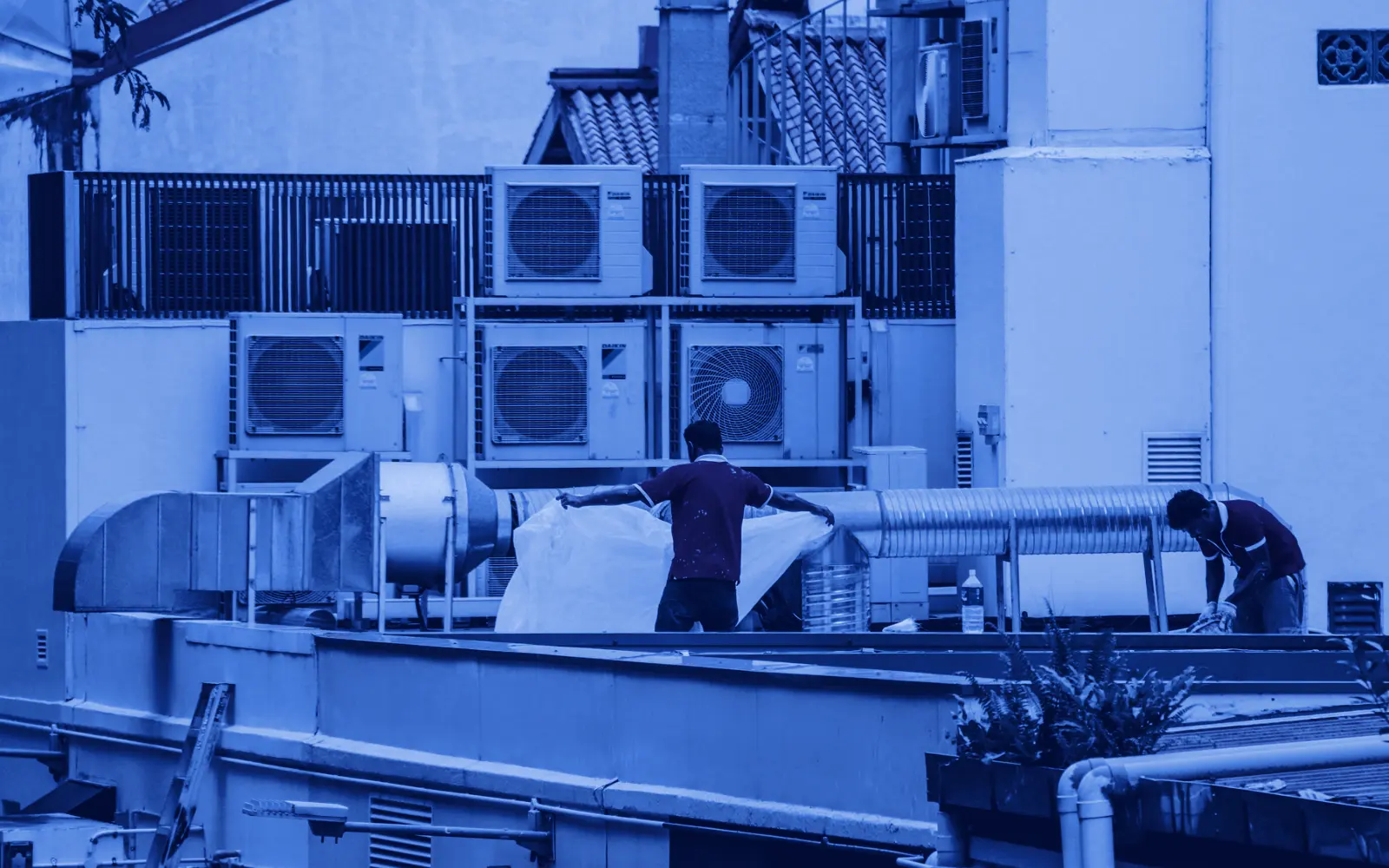 Mantenimiento de aire acondicionado en Costa del Este: técnicos junto a equipos exteriores en la azotea de un edificio