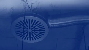 Difusor circular de aire acondicionado en el techo de un edificio